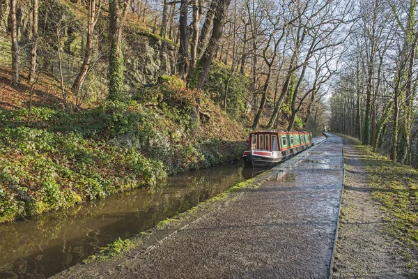 Narrowboat em um canal britânico em ambiente rural — Fotografia de Stock