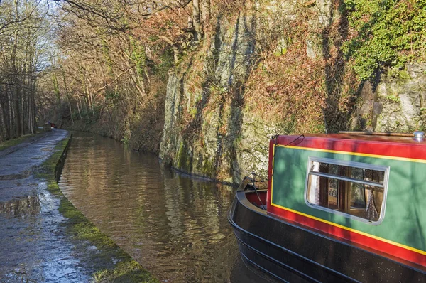 Narrowboat em um canal britânico em ambiente rural — Fotografia de Stock