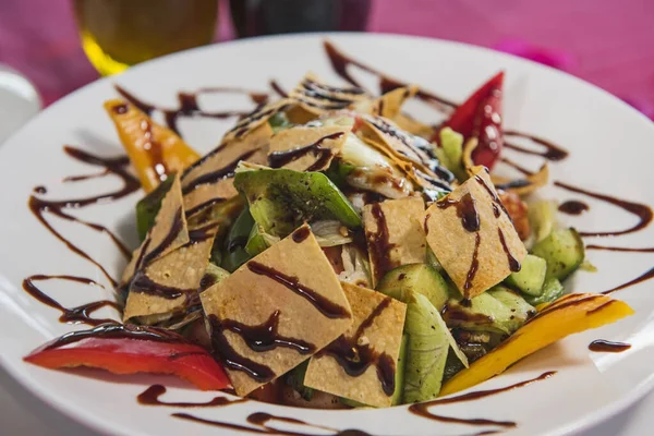 Nachos Salada Meze Oriental Carte Refeição Prato Branco Com Molho — Fotografia de Stock