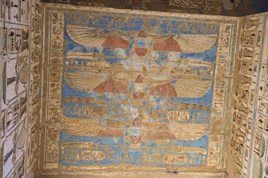Luxor 'daki antik Mısır tapınağı Medinat Habu' nun duvarlarına hiyeroglif oymalar