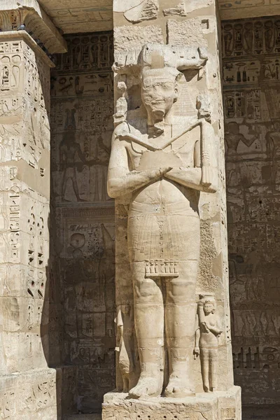 Posąg Hieroglipiczne Rzeźby Ścianie Starożytnej Egipskiej Świątyni Medinat Habu Luksorze — Zdjęcie stockowe