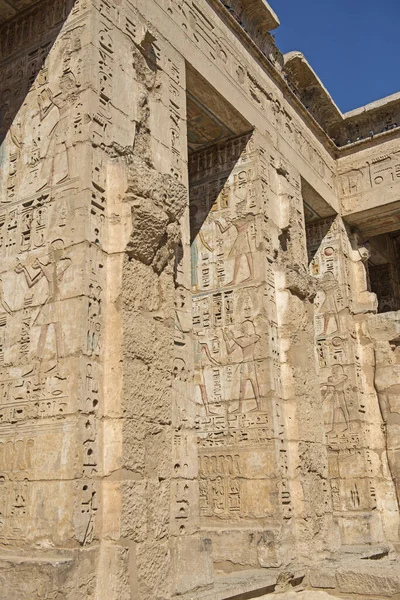 Esculturas Hieroglípicas Parede Antigo Templo Egípcio Medinat Habu Luxor — Fotografia de Stock