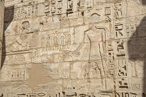 Tallados Jeroglípicos Pared Antiguo Templo Egipcio Medinat Habu Luxor —  Fotos de Stock