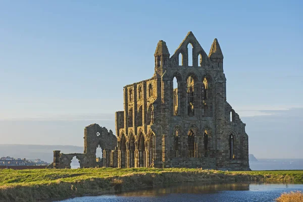Pozostałości Starożytnych Angielskich Ruin Opactwa Gotycką Architekturą Wiejskim Krajobrazie Wiejskim — Zdjęcie stockowe
