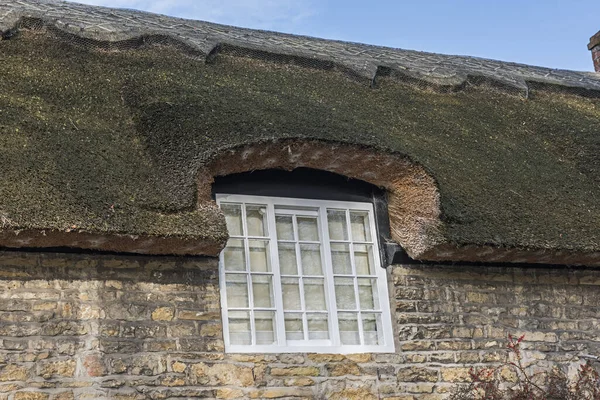 Zbliżenie Szczegółów Krytego Strzechą Dachu Oknem Tradycyjnym Angielskim Wiejskim Domku — Zdjęcie stockowe