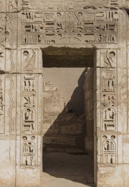 Luxor 'daki antik Mısır tapınağı Medinat Habu' nun kapı duvarına hiyeroglif oymalar