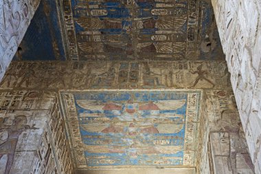 Luxor 'daki antik Mısır tapınağı Medinat Habu' nun duvarına çizilmiş hiyeroglif resimler.