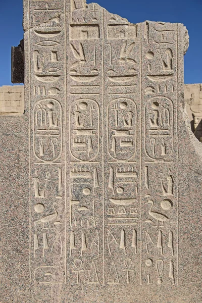 Hieroglipiczne Rzeźby Ścianie Starożytnej Egipskiej Świątyni Medinat Habu Luksorze — Zdjęcie stockowe