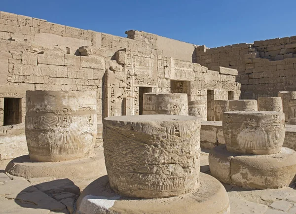 Esculturas Hieroglípicas Colunas Antigo Templo Egípcio Medinat Habu Luxor — Fotografia de Stock