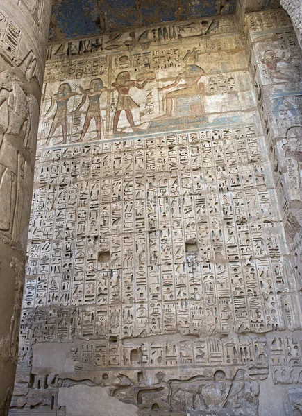 Ιερογλυφικά Σκαλίσματα Στον Τοίχο Του Αρχαίου Αιγυπτιακού Ναού Του Medinat — Φωτογραφία Αρχείου