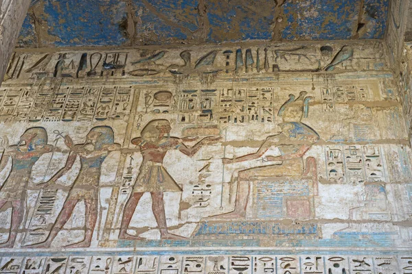 Hieroglypické Malované Řezby Zdi Starověkém Egyptském Chrámu Medinat Habu Luxoru — Stock fotografie