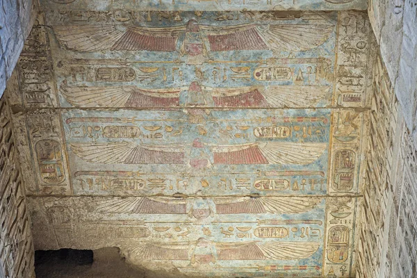 Luxor 'daki antik Mısır tapınağı Medinat Habu' nun duvarına çizilmiş hiyeroglif resimler.