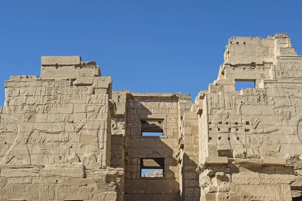 Ιερογλυφικά Σκαλίσματα Στον Τοίχο Του Αρχαίου Αιγυπτιακού Ναού Του Medinat — Φωτογραφία Αρχείου