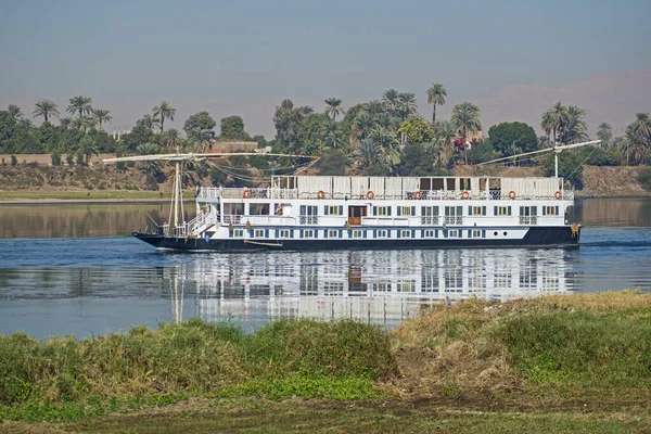 Large Luxury Traditional Egyptian Dahabeya River Cruise Boat Sailing Nile — Stock Photo, Image