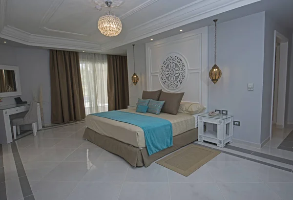 Doppelbett Der Master Suite Eines Luxuriösen Hotelzimmers — Stockfoto