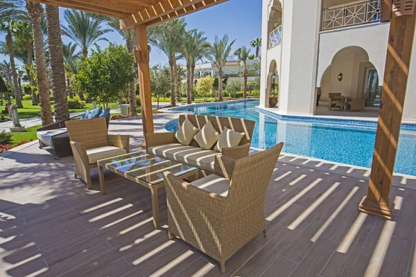 Tafel Stoelen Luxe Tropisch Hotel Resort Kamer Terras Bij Zwembad — Stockfoto