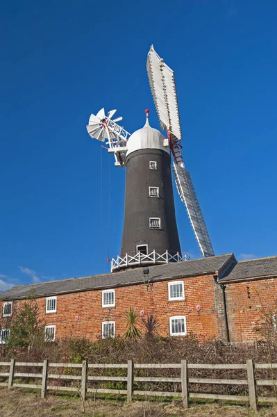 Alte Traditionelle Windmühle Ländlicher Landschaft Mit Blauem Himmel — Stockfoto