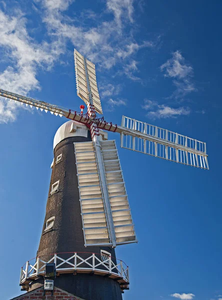 Gamla Traditionella Arbetande Väderkvarn Landsbygden Landskap Med Blå Himmel Bakgrund — Stockfoto