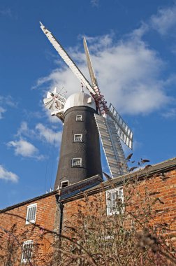 Kırsal alanda mavi gökyüzü arka planına sahip eski geleneksel yel değirmeni.