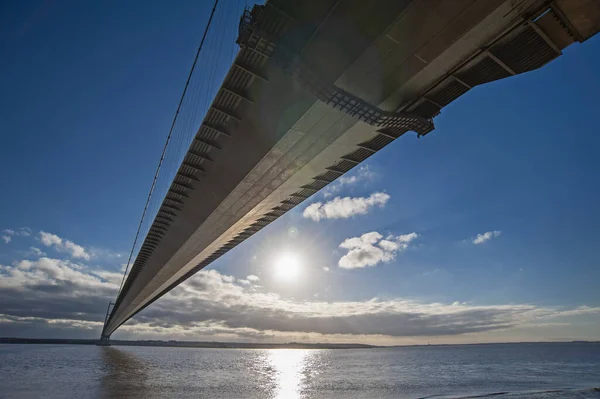 Gran Puente Colgante Que Atraviesa Amplio Estuario Fluvial Día Despejado — Foto de Stock