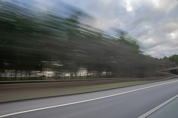 Utsikt Från Bil Som Färdas Hastighet Motorvägen Med Abstrakt Rörelse — Stockfoto