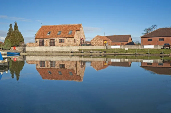 Huizen Het Platteland Naast Een Riviertje Met Reflectie Rivierboot — Stockfoto