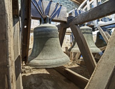 Orta Çağ 'dan kalma bir İngiliz kilise kulesinde geleneksel büyük çanlar asılı.
