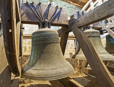 Orta Çağ 'dan kalma bir İngiliz kilise kulesinde geleneksel büyük çanlar asılı.