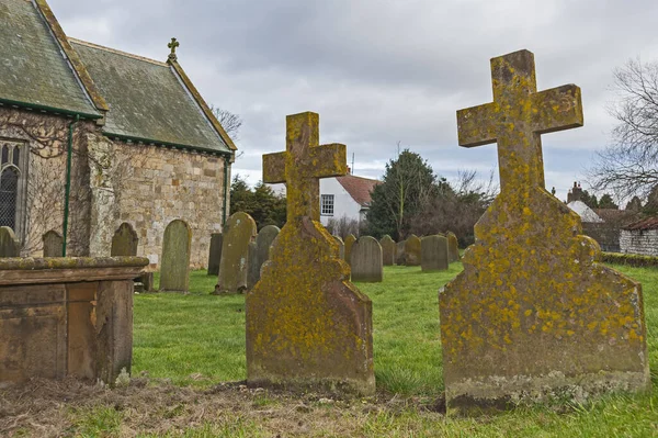 Ngiliz Kırsal Kesiminde Eski Bir Kilise Mezarlık — Stok fotoğraf