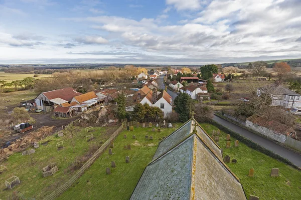 手前に教会と墓地のある田舎の村の眺め — ストック写真