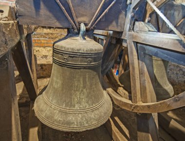 Orta Çağ 'dan kalma bir İngiliz kilise kulesinde geleneksel büyük çanlar asılı.