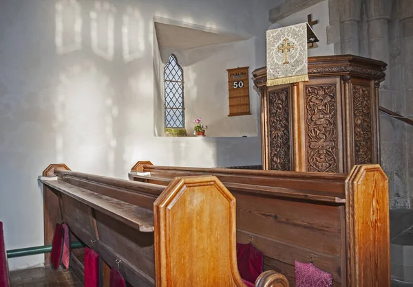 Wnętrze Małego Średniowiecznego Kościoła Wiejskiego Ławką Ołtarzem — Zdjęcie stockowe