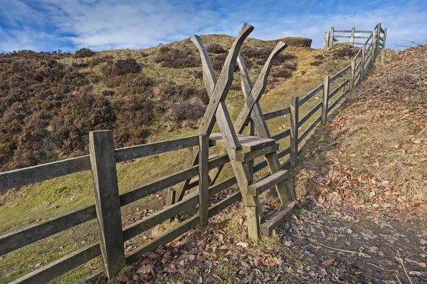 Estiramiento Madera Sobre Valla Sendero Público Paisaje Rural — Foto de Stock