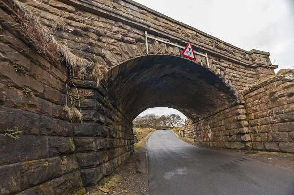 Antiguo Puente Ferroviario Piedra Con Señales Baja Advertencia Sobre Carril — Foto de Stock