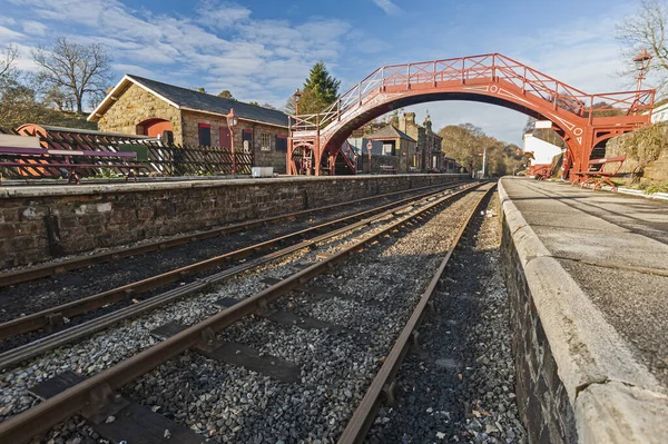Blick Auf Die Gleise Eines Alten Dorfbahnhofs Mit Fußgängerbrücke — Stockfoto