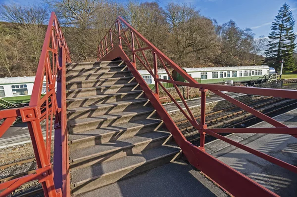 Blick Auf Die Gleise Eines Alten Dorfbahnhofs Mit Fußgängerbrücke — Stockfoto