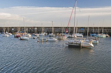 Sahil kenti, liman limanı, yat gezintisi.