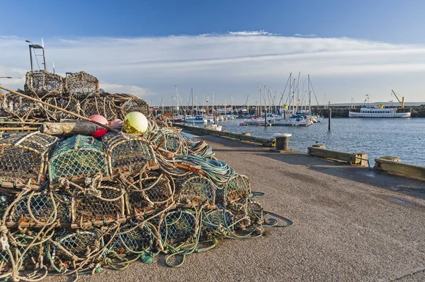 Detailaufnahme Von Hummertöpfen Einem Hafenkai Mit Segelbooten Einer Marina — Stockfoto