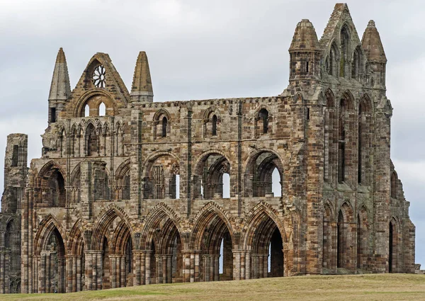 Pencereli Antik Bir Ngiliz Gotik Manastırının Kalıntıları — Stok fotoğraf