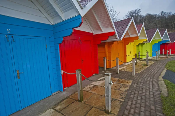 海辺のリゾートで明るく多色のカラフルな木製のビーチ小屋の行 — ストック写真