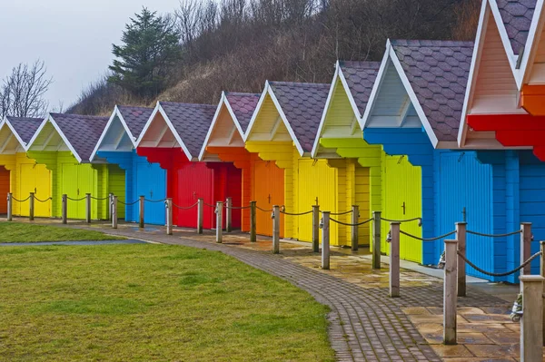 Rangée Cabanes Plage Colorées Multicolores Bois Dans Une Station Balnéaire — Photo