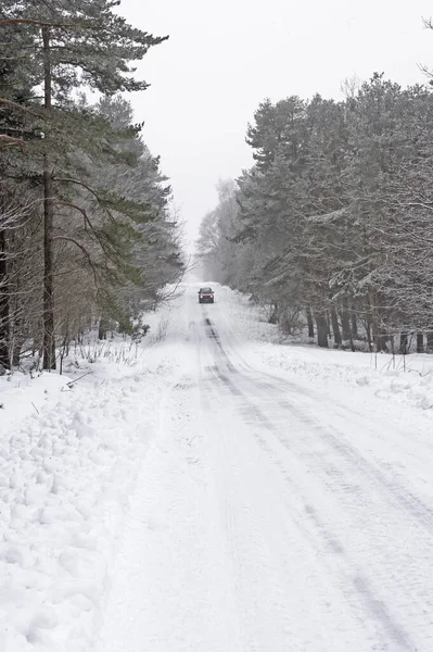 Carro Viajando Estrada Coberta Neve Remota Indo Para Distância Através — Fotografia de Stock