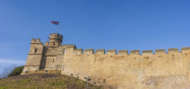 Sendika bayrağı dalgalanan eski bir ortaçağ İngiliz şehir duvarının panoramik görüntüsü