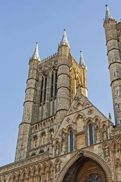Przód Dużej Średniowiecznej Katedry Miejskiej Wieżami — Zdjęcie stockowe