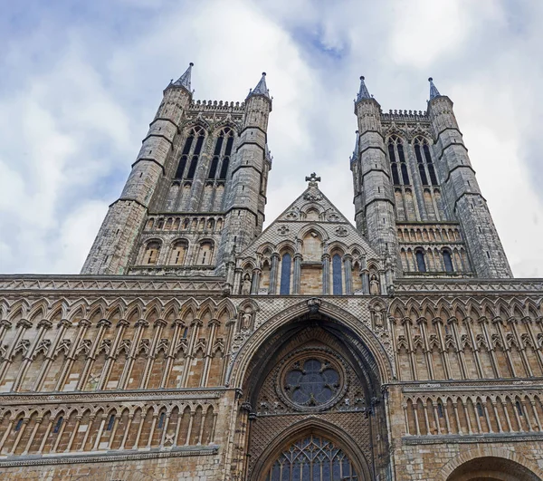 Frente Grande Catedral Medieval Inglesa Com Torres — Fotografia de Stock