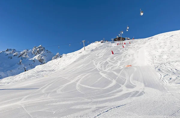 Panoramisch Uitzicht Een Grote Piste Winter Alpine Berg Resort — Stockfoto