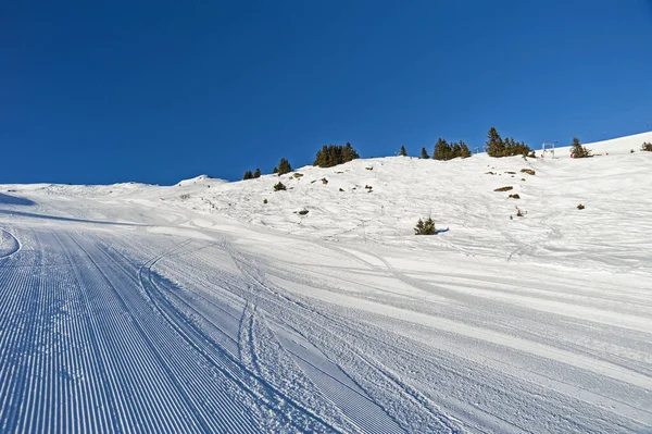 Πανοραμική Άποψη Τοπίου Μέχρι Μια Μεγάλη Πίστα Σκι Στο Χειμερινό — Φωτογραφία Αρχείου