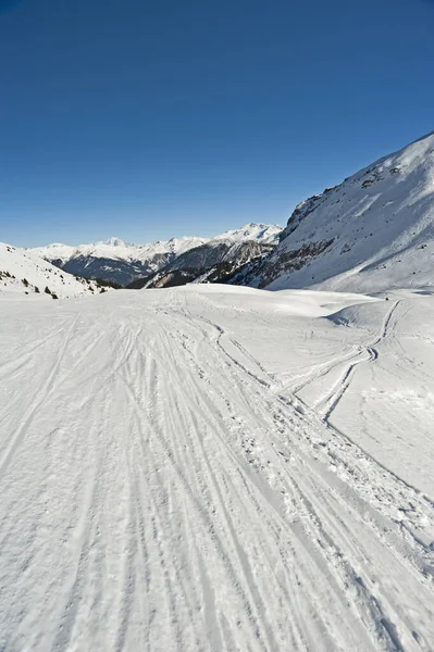 冬季高山度假胜地滑雪场的全景山谷景观 — 图库照片