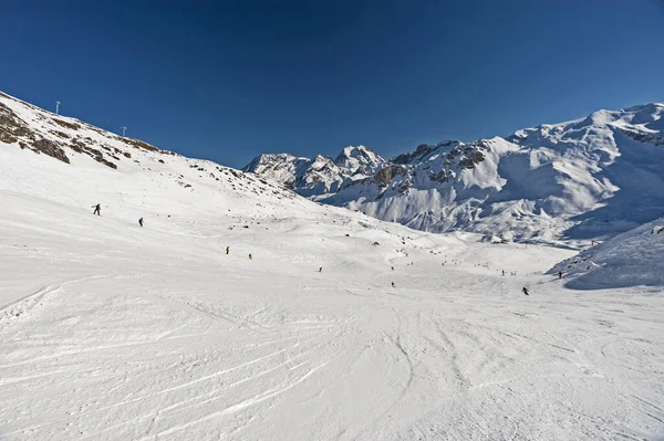 Панорамний Краєвид Долину Лижниками Спускаються Лижний Схил Зимовому Альпійському Гірському Стокове Фото