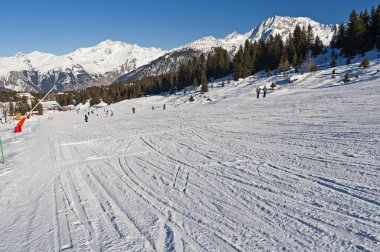Panoramik manzara vadisi, Alp Dağları 'ndaki bir kayak pistinin aşağısına bakıyor.